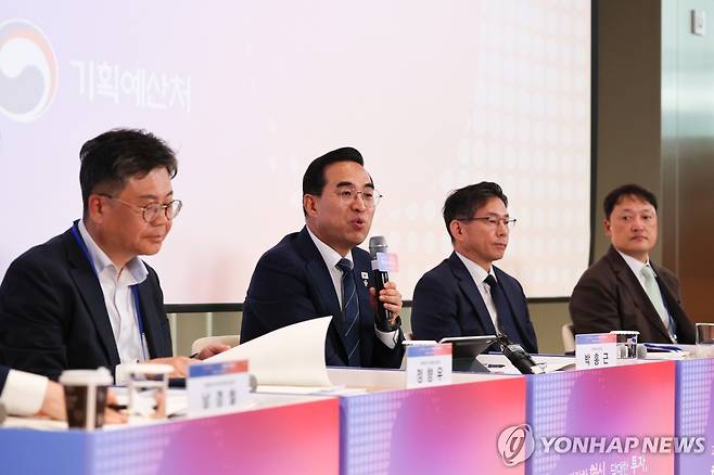 인사말 하는 박홍근 기획예산처 장관 박홍근 기획예산처 장관이 지난 8일 서울 마포구 SVC 서울에서 열린 '지출구조조정 열린 토론회'에서 인사말을 하고 있다. [연합뉴스 자료사진. 재판매 및 DB 금지]