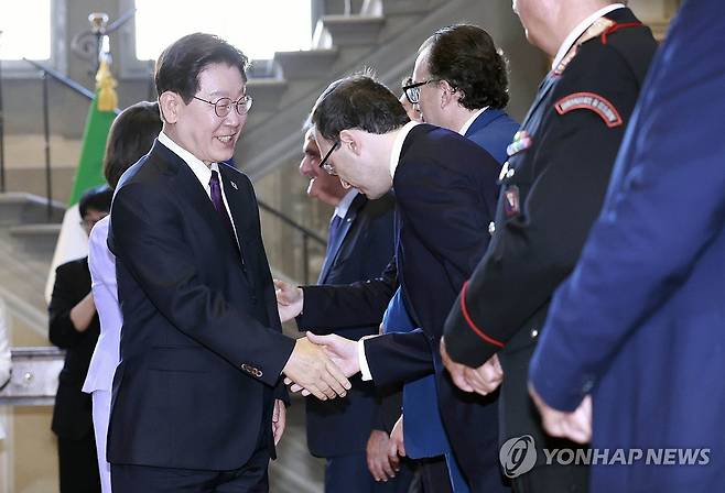 이재명 대통령, 우피치미술관 방문 (피렌체=연합뉴스) 한상균 기자 = 이탈리아를 국빈방문 중인 이재명 대통령이 13일(현지시간) 피렌체 우피치미술관에서 열린 유홍준 국립중앙박물관장과 시모네 베르데 우피치 미술관장의 '박물관 프로그램 및 서비스 분야 협력에 관한 양해각서(MOU)' 체결식에서 관계자들과 인사하고 있다. 2026.6.14 xyz@yna.co.kr