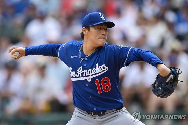 야마모토 요시노부의 역투  [게티이미지/AFP=연합뉴스]