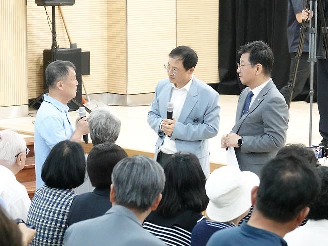 시민 의견 듣는 김상욱 울산시장 당선인  13∼14일 울산 5개 구·군에서 열린 더불어민주당 울산시당 주최 '새로운 울산, 시민과의 대화' 행사에서 김상욱 울산시장 당선인이 시민 의견을 듣고 있다. [민주당 울산시장 제공. 재판매 및 DB 금지]