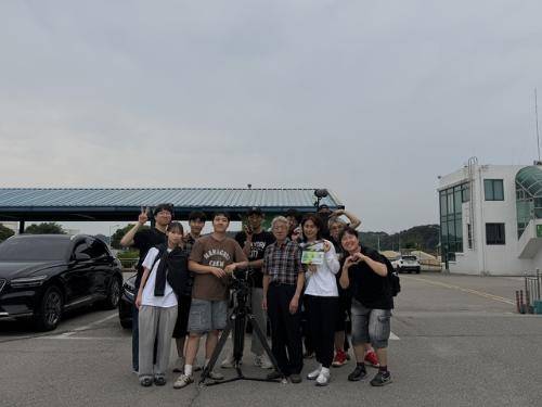 ◇영화 ‘갱신’ 촬영장에서 윤나래 감독 등 쵤영팀과 기념촬영을 하고 있는 최지순 배우(사진 가운데)