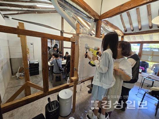 ▲ 지난 13일 북구 화봉동 공방 빌라오아시스에서 열린 '공예주간 2026'을 찾은 학생들이 터프팅을 체험하고 있다.