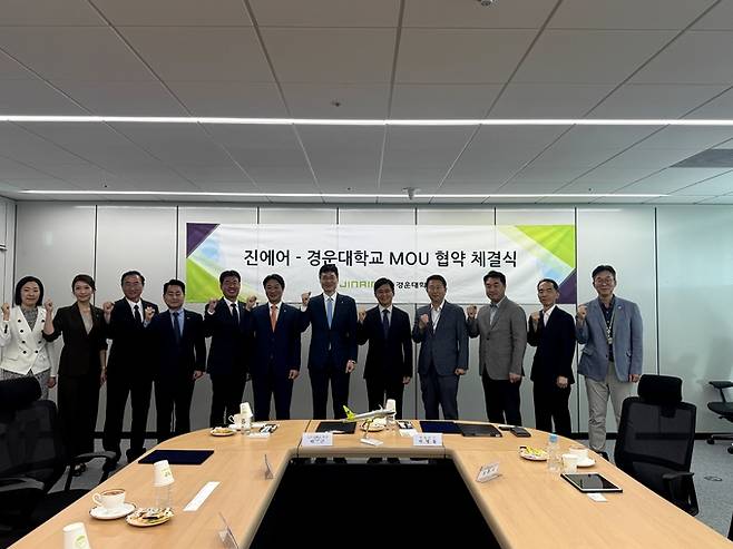 ▲ 경운대학교 총장과 진에어 대표이사를 비롯한 양 기관 주요 관계자들이 참석한 가운데 예비 조종사 선발부터 교육·채용까지 연계하는 산학협력을 위한 협약을 체결, 발표하고 있다.