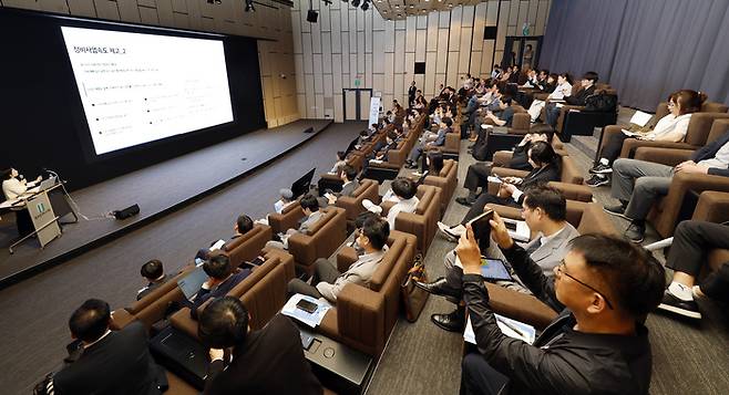 <대한경제>가 지난달 21일 서울 송파구 래미안 갤러리 아트홀에서 주최한 ‘대한도시정비포럼 3차 세미나’에서 참석자들이 강연을 경청하고 있다. /사진:안윤수기자 ays77@