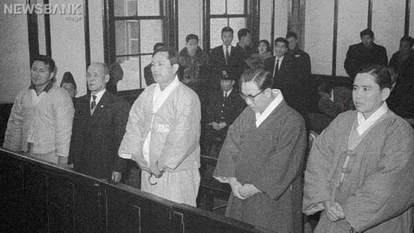 1961년 1월 19일 서울고등법원 형사3부는 민주당전복음모 사건의 홍진기(오른쪽부터), 신언한, 김시현, 유시태, 이태희 등 5명의 무고 교사 혐의 첫 공판을 열었다.