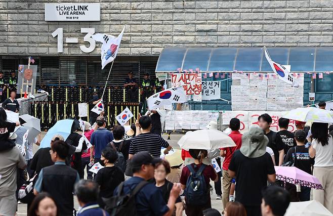 6·3 지방선거 투표용지 부족 사태에 반발한 시민들이 14일 서울 송파구 올림픽공원 핸드볼경기장 개표소 앞에 모여 재선거를 요구하는 구호를 외치고 있다 <사진=뉴스1>