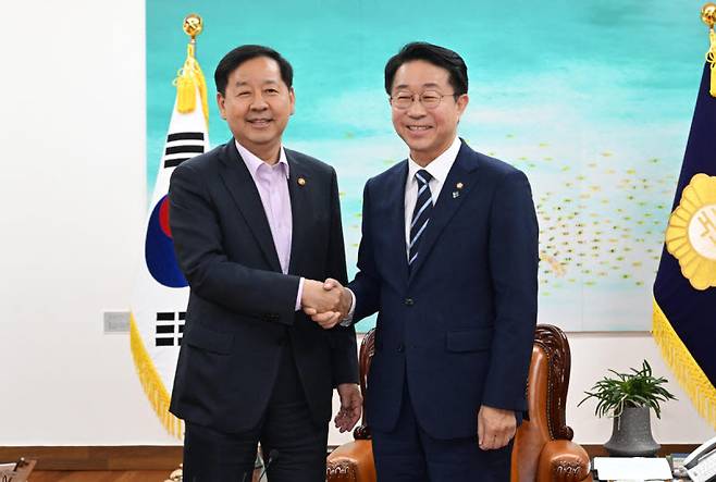 조정식 국회의장(오른쪽)이 15일 국회의장실을 찾은 구윤철 부총리 겸 재정경제부 장관과 악수하며 기념 촬영하고 있다. (사진=연합뉴스)