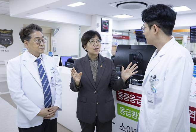 지난해 8월 충북대병원을 방문한 정은경(가운데) 보건복지부 장관이 원내 의료진과 의논하고 있다. 정 장관은 이날 지역에서 필수의료에 종사하는 의료진과 전공의에게 현장 의견을 듣고 지역·필수·공공의료 강화방안을 논의했다.(사진=보건복지부)