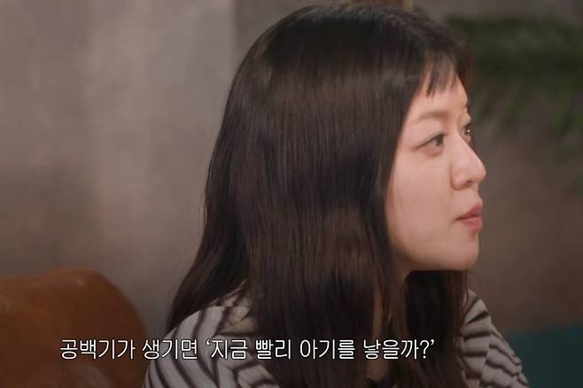 Actress Go Ah-sung is garnering attention for exposing the reality of career interruptions faced by actresses after marriage, such as being excluded from casting. Debuting as a child actress, Go Ah-sung has been actively involved in various works, including the films *The Host*, *Snowpiercer*, *Samjin Group*, and *Pavane*. Recently, she has been continuing her acting career by appearing in the play *Uncle Vanya* alongside Lee Seo-jin.