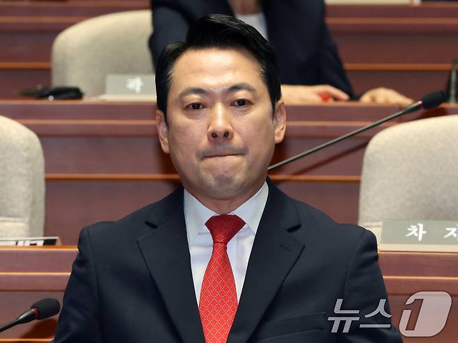 장동혁 국민의힘 대표가 6일 오후 서울 여의도 국회에서 열린 의원총회에서 생각에 잠겨 있다. 2026.5.6 ⓒ 뉴스1 황기선 기자
