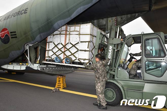 제주공항에서 장병들이 북한에 보낼 제주산 감귤을 공군 C-130 수송기에 적재하고 있다.(자료사진) 2018.11.11 ⓒ 뉴스1