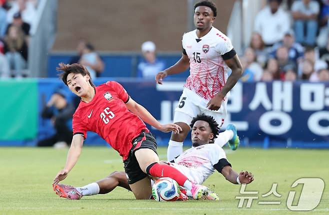대한민국 축구대표팀 배준호가 30일(현지시간) 미국 유타주 솔트레이크시티 브리검 영 대학교 BYU 사우스필드 경기장에서 2026 국제축구연맹(FIFA) 북중미 월드컵 앞두고 열린 대한민국과 트리니다드 토바고의 평가전에서 반칙으로 쓰러지고 있다. 2026.5.31 ⓒ 뉴스1 임세영 기자
