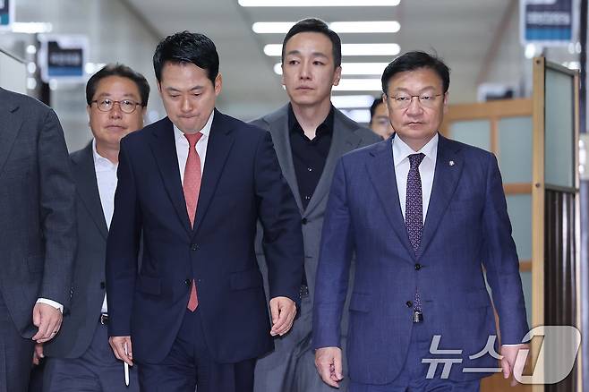 장동혁 국민의힘 대표와 정점식 원내대표가 15일 서울 여의도 국회에서 열린 비공개 긴급 최고위원회의에 참석하고 있다. 2026.6.15 ⓒ 뉴스1 신웅수 기자