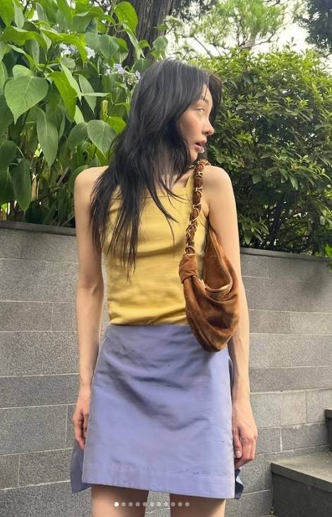 Actress Kim Min-ha recently showcased a slimmer figure after losing 9kg in preparation for her next project. She revealed her slender physique by posting a photo on her social media wearing a yellow sleeveless top and a miniskirt.It is reported that this weight loss is for her role in the Netflix original film *Shake the Sun*. Kim Min-ha is undergoing a thorough preparation process to play a terminally ill character battling a disease in the film.Previously, Kim Min-ha garnered worldwide attention for her outstanding acting skills in the Apple TV+ series *Pachinko*, where she played the role of young Sunja.
