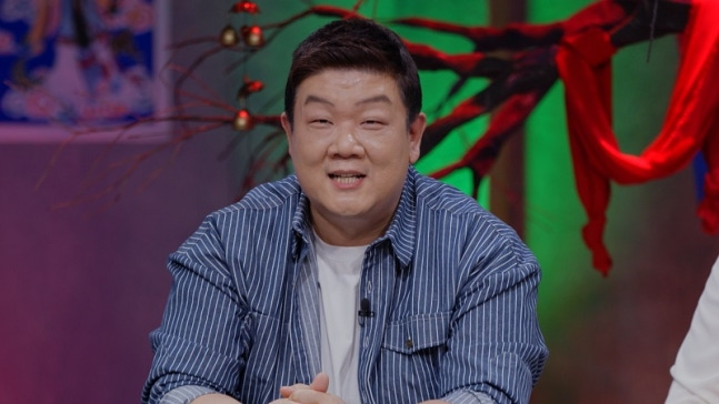 Comedian Yu Minsang appeared on the SBS Plus variety show *Shinppal Talk Show: Mysterious Stories 2* to hear predictions regarding his marriage prospects and future spouse. During the broadcast, shamans predicted that Yu Minsang has a destiny to marry within this year or next, and that his spouse would likely be an announcer or reporter.Yu Minsang expressed surprise at the shamans specific predictions and indirectly acknowledged having dated announcers or reporters in the past. He also shared news of a recent breakup and honestly confessed that he is currently not seeing anyone.Regarding Yu Minsangs personality, the shamans pointed out that his extreme shyness prevents him from actively approaching someone he likes, which they described as a stumbling block in his romantic life. Deeply resonating with this analysis, Yu Minsang took the time to reflect on his own dating style.