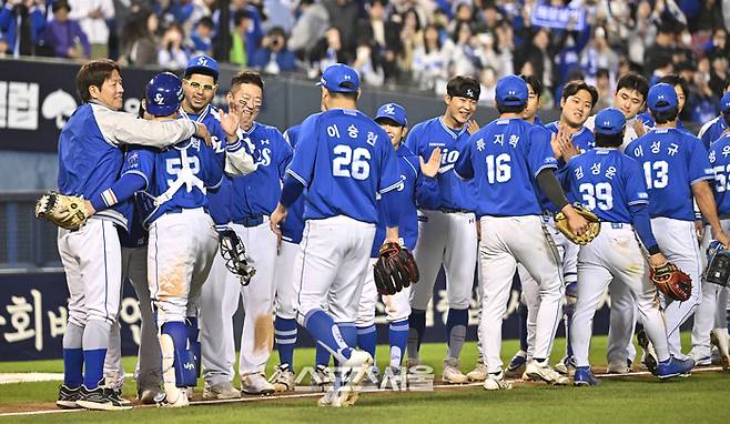 삼성 선수들이 28일 잠실구장에서 열린 2026 KBO리그 두산과 경기에서 승리한 뒤 하이파이브를 나누고 있다. 잠실 | 박진업 기자 upandup@sportsseoul.com