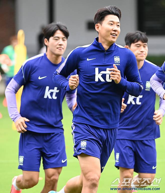2026 북중미 월드컵 체코전에서 승리한 대한민국 월드컵 대표팀이 15일(한국시각) 멕시코 과달라하라 인근 사포판 월드컵대표팀 베이스캠프 훈련장 치바스 베르데 바예에서 훈련을 가졌다. 손흥민 설영우 이동경이 러닝을 하고 있다. 사포판(멕시코)=허상욱 기자wook@sportschosun.com/2026.06.15/