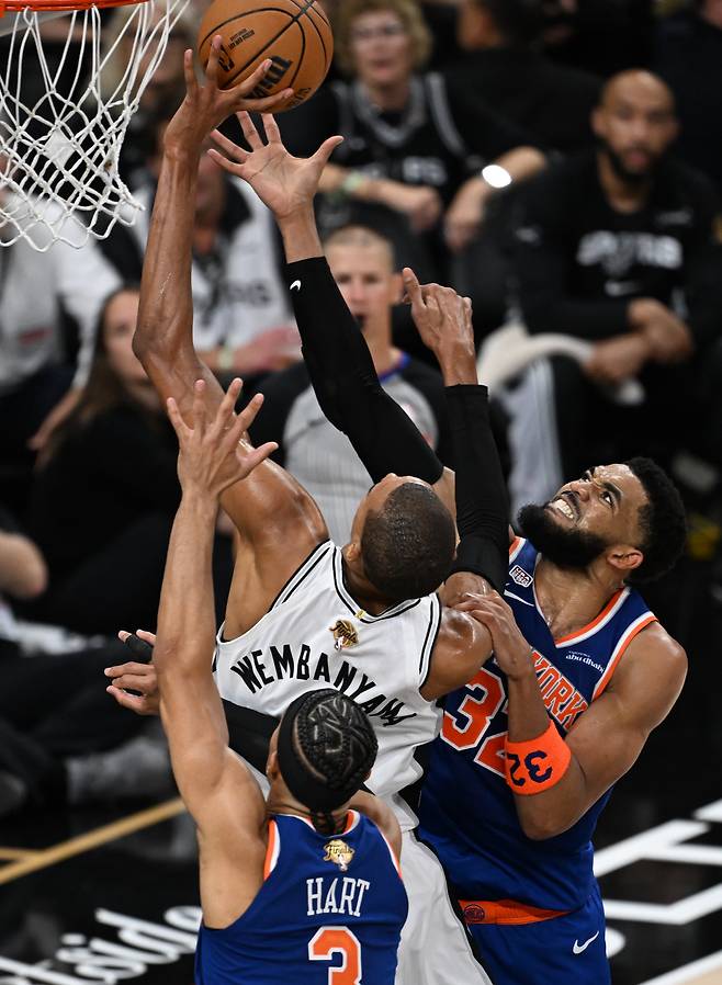 (260614) -- SAN ANTONIO, June 14, 2026 (Xinhua) -- Victor Wembanyama (C) of San Antonio Spurs competes during the final game 5 between New York Knicks and San Antonio Spurs at the 2025-2026 NBA basketball game in San Antonio, the United States, June 13, 2026. (Xinhua/Wu Xiaoling)







<저작권자(c) 연합뉴스, 무단 전재-재배포, AI 학습 및 활용 금지>