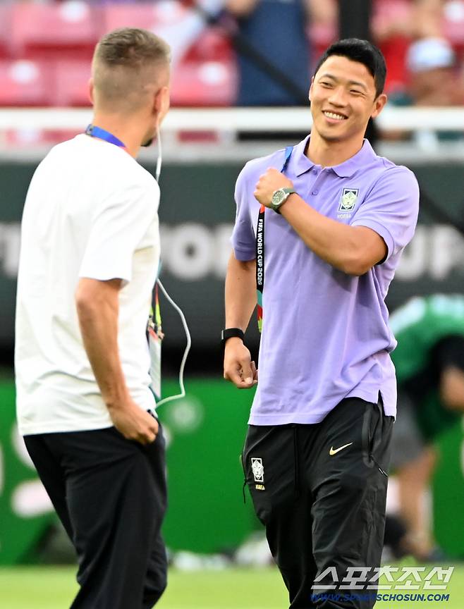 12일(한국시각) 멕시코 과달라하라 사포판의 에스타디오 과달라하라에서 열린 2026 북중미월드컵 대한민국과 체코의 경기. 경기 전 황희찬이 체코 주장인 라디슬라프 크레이치와 인사를 나누고 있다. 사포판(멕시코)=허상욱 기자