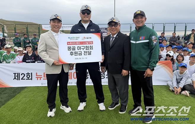 김형대(뉴트리디데이 대표) 후원회장, 소구라 몽골 야구협회 회장, 김광수 일구회 회장, 사시카 몽골국가대표 감독(왼쪽부터), 사진제공=일구회