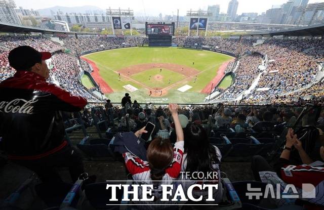 프로야구는 스포츠 산업으로 자리 잡았다. 탄탄한 팬층은 웬만해선 흔들리지 않는다. 월드컵 기간에도 야구장은 연일 매진을 기록하고 있다. 관중들로 꽉 들어찬 잠실 야구장 전경. /뉴시스