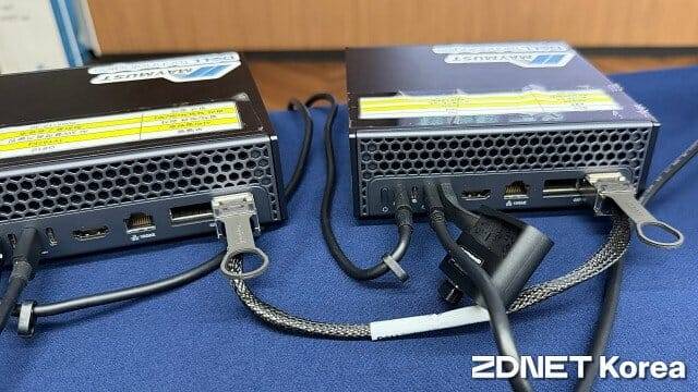DGX 스파크 기반 워크스테이션. 제품 두 개를 연결해 최대 4000억개 매개변수 LLM을 구동 가능하다. (사진=지디넷코리아)