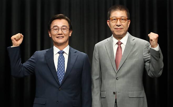 전재수 더불어민주당 부산시장 후보와 박형준 국민의힘 부산시장 후보가 지난 12일 오후 부산 동구 부산MBC에서 열린 6·3 지방선거 부산시장 후보자 토론회에 앞서 기념촬영을 하고 있다. /뉴스1