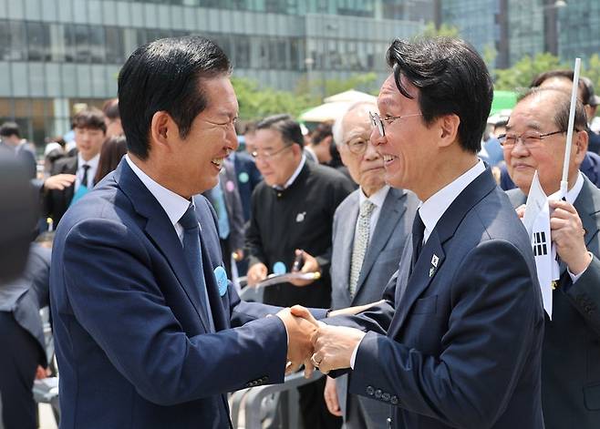 10일 김민석 국무총리(오른쪽)와 더불어민주당 정청래 대표가 서울 종로구 광화문광장에서 열린 제100주년 6·10 만세운동 기념식이 끝난 뒤 대화하고 있다. 연합뉴스