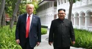 도널드 트럼프 미국 대통령(왼쪽)이 2018년 6월 12일 싱가포르 카펠라 호텔 정원에서 김정은 북한 국무위원장과 산책을 하고 있다. 트루스소셜 캡처
