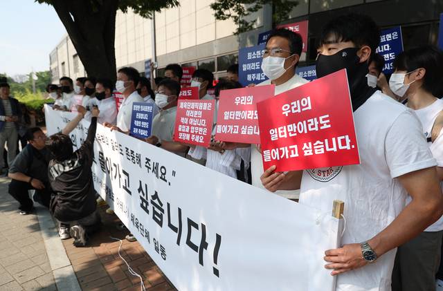 6·3 지방선거 투표용지 부족 사태로 빚어진 ‘잠실 개표소 봉쇄 시위’가 이어진 지난 6월 11일 서울 송파구 올림픽공원 핸드볼경기장 앞에서 체육단체들이 업무 정상화 호소문 발표 기자회견을 하고 있다. [연합뉴스]