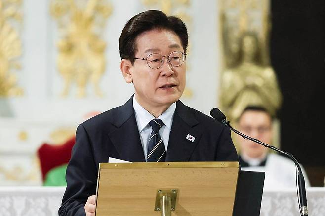 이재명 대통령이 지난 14일(현지 시간) 이탈리아 로마 성 바오로 대성전에서 열린 평화와 연대를 위한 특별미사에서 기념 연설을 하고 있다. 뉴시스