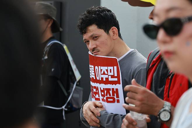 난민인권센터, 이주노동자평등연대 등 이주민 인권단체 회원들이 14일 오후 서울 종로구 정부서울청사 앞에서 미등록 이주민 체류권 보장 촉구 기자회견을 하고 있다. 정용일 선임기자