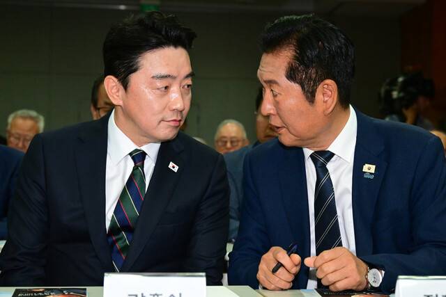 정청래 더불어민주당 대표(오른쪽)와 강훈식 대통령 비서실장이 15일 서울 마포구 연세대학교 김대중도서관 컨벤션홀에서 열린 ‘6·15 남북정상회담 26주년 기념식 및 특별강연’에서 얘기를 나누고 있다. 공동취재사진