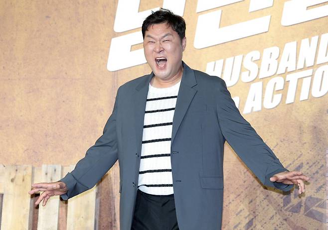 배우 윤경호가 넷플릭스 영화 '남편들'을 통해 웃음을 선사할 전망이다. 뉴스1
