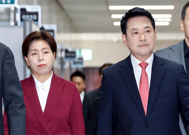 양향자 국민의힘 최고위원이 15일 국회에서 열린 최고위원회의에서 지도부 총사퇴를 요구했다. 사진은 이날 최고위원회의에 입장하는 양향자 최고위원(왼쪽)과 장동혁 대표. 연합뉴스