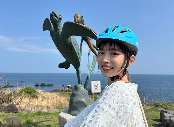 일본 배우 이게타 히로에씨가 제주 바다를 배경을 촬영한 기념 사진 (제주자치도 제공)