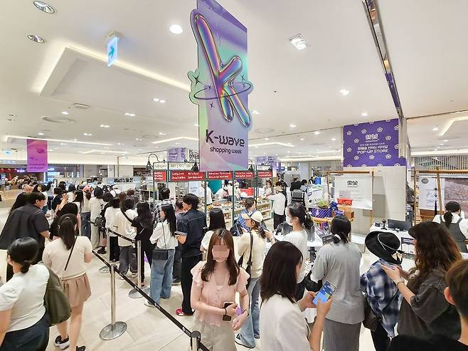 지난 5일 부산 부산진구 롯데백화점 부산본점에 외국인 손님이 몰려있다. 6월 12, 13일 부산에서 BTS 공연이 치러진 가운데 롯데백화점 부산본점의 6월 1~14일 외국인 대상 매출은 지난해 대비 190% 올랐다. 사진 롯데백화점