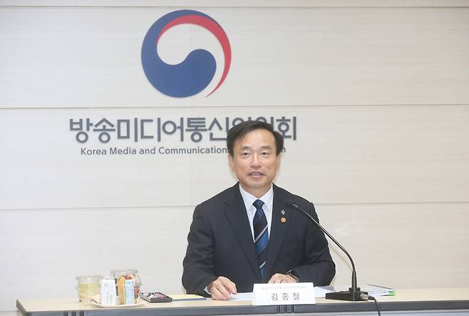 김종철 방송미디어통신위원장이 15일 정부과천청사에서 진행된 '정부 출범 1년 및 위원장 취임 6개월' 기자 간담회에서 인사말을 하고 있다. /방미통위 제공