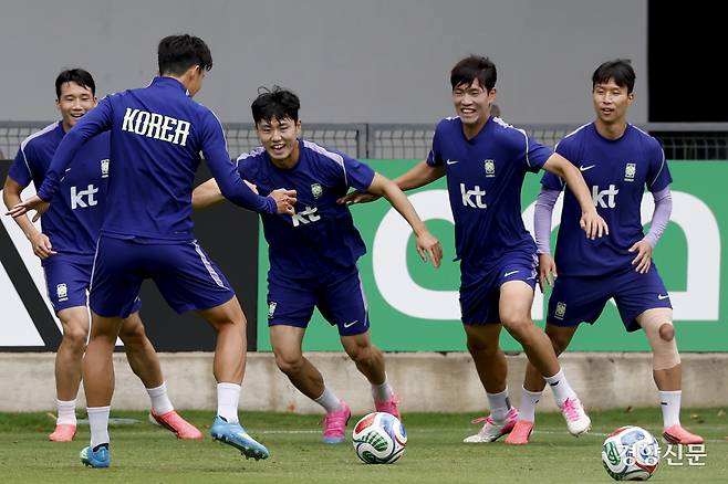 한국 남자 축구대표팀 손흥민이 14일(현지 시간) 멕시코 과달라하라 치바스 베르데 바예 경기장에서 2026 북중미 월드컵 멕시코와의 경기를 앞두고 훈련하고 있다. 멕시코 과달라하라 | 문재원 기자