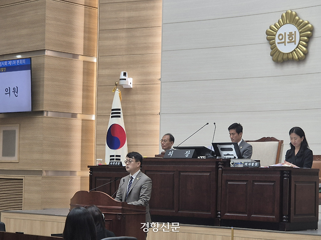 함대건 서울 용산구의원이 15일 서울 용산구의회 본회의에 출석해 용산구청에 구의회 직장내 괴롭힘 사건 가해자의 징계를 요구하는 발언을 하고 있다. 김태욱 기자