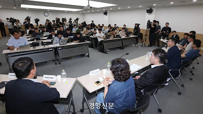 유승민 대한체육회장이 15일 서울 송파구 서울올림픽파크텔에서 열린 올림픽공원 핸드볼경기장 봉쇄 시위 관련 기자회견에서 발언하고 있다. 정효진 기자
