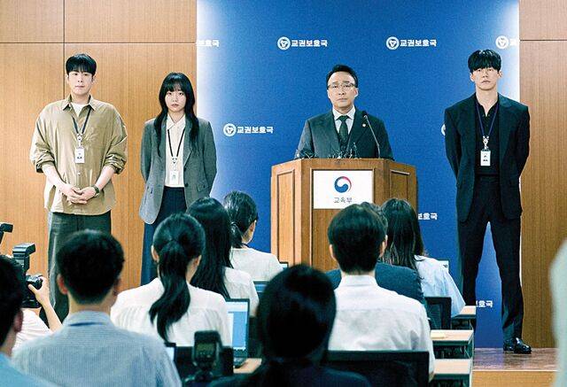 가상의 교육부 산하 기관 ‘교권보호국’의 활약을 그린 판타지 액션물 ‘참교육’의 장면들. 넷플릭스 제공
