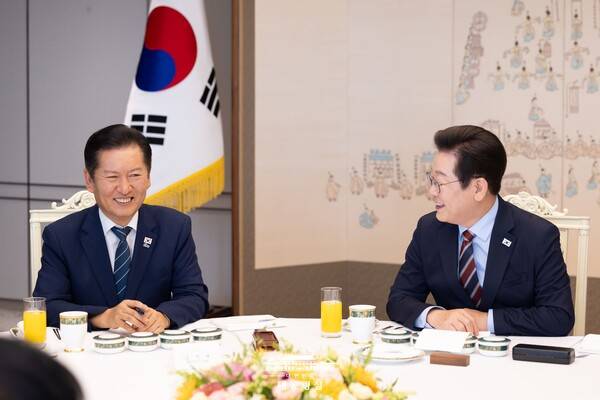 ▲이재명 대통령이 2025년 9월 8일 서울 용산 대통령실 청사에서 열린 여야 지도부 오찬 회동에서 정청래 더불어민주당 대표를 바라보여 웃고 있다. 사진=청와대