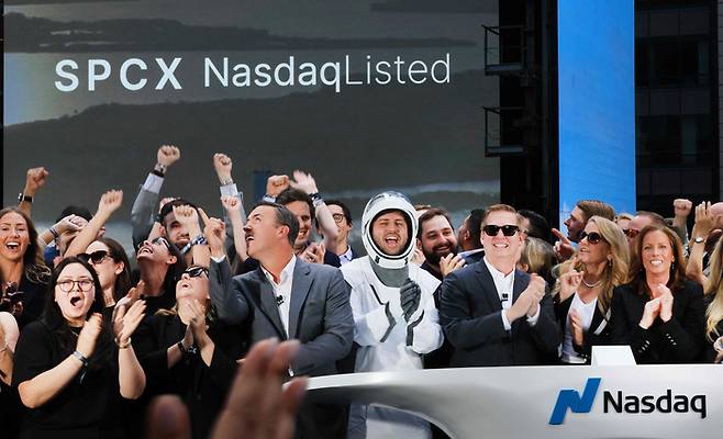 뉴욕 나스닥 거래소에서 스페이스X(SpaceX) 직원들이 스페이스X의 기업공개(IPO) 마감을 축하하고 있다. [AFP=연합뉴스]
