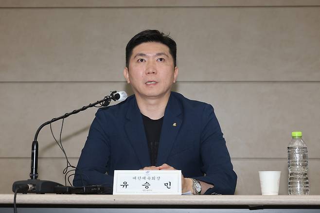 15일 서울 송파구 서울올림픽파크텔에서 열린 대한체육회 및 올림픽공원 핸드볼경기장 입주 경기단체 기자회견에서 유승민 대한체육회장이 발언하고 있다. [연합뉴스]