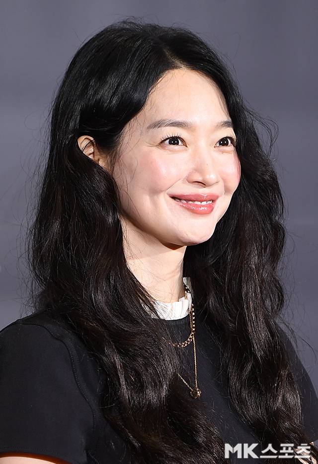 Actress Shin Min-a, marking six months into her marriage, made her first official public appearance since the wedding by attending the VIP premiere of the film *Eyes*. Shin Min-a drew the attention of many by appearing at the venue looking much more relaxed and healthy.Shin Min-a attended the VIP premiere of the film *Eyes* held at Megabox Coex in Gangnam-gu, Seoul on the 15th. On this day, Shin Min-a wore a black mini dress and exuded her signature lovely aura, attracting the interest of the press.Shin Min-a tied the knot with actor Kim Woo-bin last December after a 10-year relationship. *Eyes* marks her first comeback project since her marriage, and she has signaled a transformation in her acting by taking on a dual role in the film.*Eyes* is a suspense thriller about Seo-jin, who is losing her sight due to a genetic disease, as she investigates the suspicions surrounding the death of her twin sister. The movie Eyes, which is garnering anticipation for Shin Min-as new acting challenge, is set to be released on the 24th.