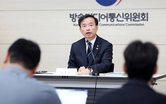 김종철 방송미디어통신위원장이 15일 경기 과천시 정부과천청사 방송미디어통신위원회에서 취임 6개월을 맞아 출입기자단과 간담회를 하고 있다./사진=뉴시스