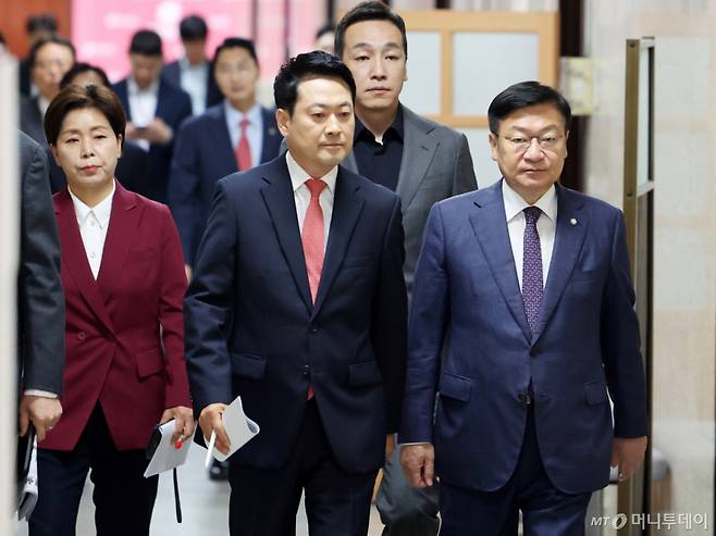 (서울=뉴스1) 황기선 기자 = 장동혁 국민의힘 대표가 15일 오전 서울 여의도 국회에서 열린 최고위원회의에 지도부들과 함께 참석하고 있다.  왼쪽부터 양향자 최고위원, 장 대표, 김민수 최고위원, 정점식 원내대표. 2026.6.15/뉴스1  Copyright (C) 뉴스1. All rights reserved. 무단 전재 및 재배포,  AI학습 이용 금지. /사진=(서울=뉴스1) 황기선 기자