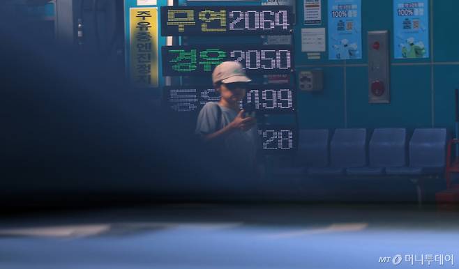 [서울=뉴시스] 최진석 기자 = 2일 국가데이터처가 발표한 5월 소비자물가동향에 따르면 지난달 소비자물가지수는 119.92로 전년 동월 대비 3.1% 상승했다. 중동전쟁 장기화로 석유류 가격 상승폭이 커지면서 물가 상승 압력을 높였다.  5월 석유류 가격은 전년 동월 대비 24.2% 상승했다. 러시아·우크라이나 전쟁이 있었던 2022년 7월(35.2%) 이후 46개월 만에 가장 큰 상승폭을 나타냈다. 사진은 이날 오전 서울 한 주유소의 모습. 2026.06.02. myjs@newsis.com /사진=최진석