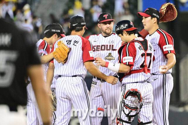LG가 6-1로 승리한 뒤 선수들이 하이파이브를 하고 있다./잠실=곽경훈 기자